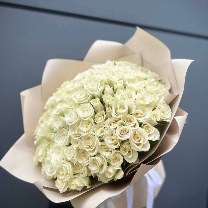 101 белая роза Атена в Брянске