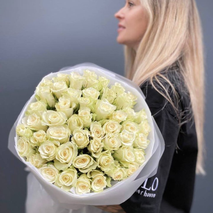 Воздушный букет из 51 белой кенийской розы в Брянске