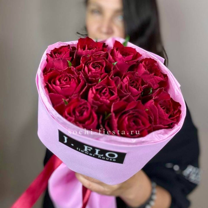 11 красных роз мадам ред в Брянске