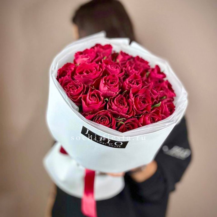 Букет красных роз мадам ред в Брянске