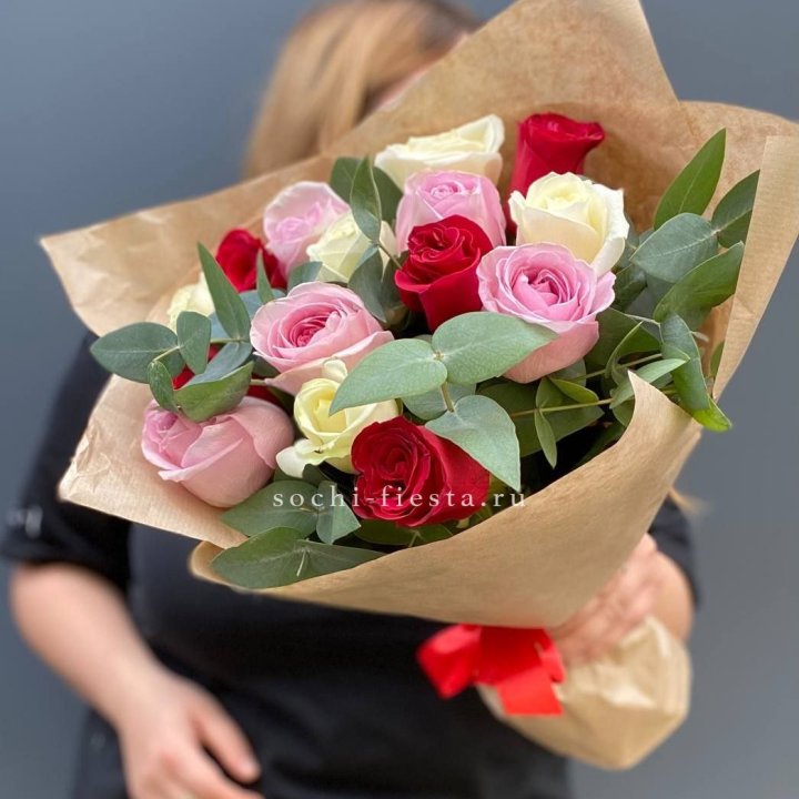 Букет из 15 роз с эвкалиптом в Брянске