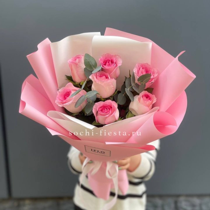 7 роз с эвкалиптом в Брянске