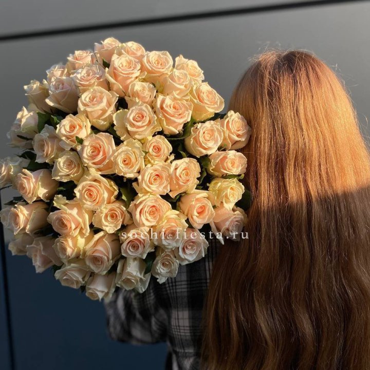 Охапка кремовых роз в Брянске