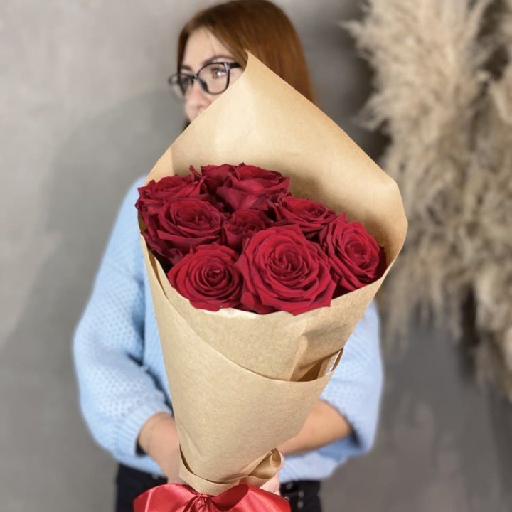 9 красных роз в крафте в Брянске