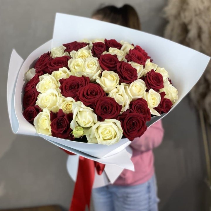 51 красная и белая роза в Брянске