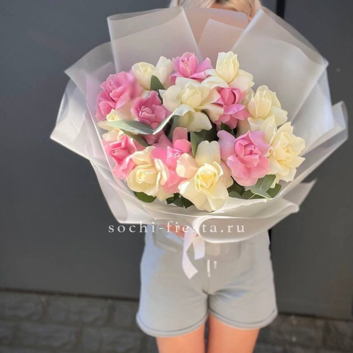 15 бело-розовых роз в Брянске