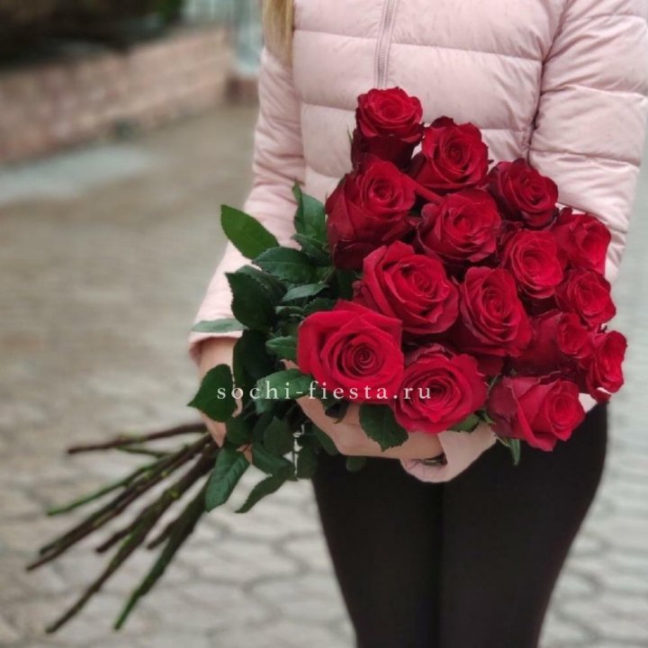 15 высоких красных роз в Брянске