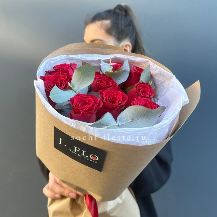 9 роз с эвкалиптом в Брянске