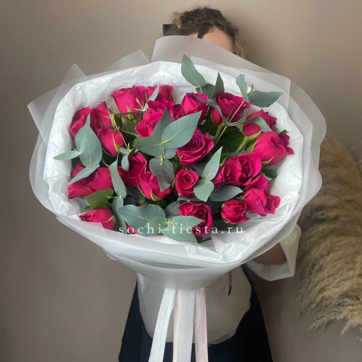 25 малиновых роз с эвкалиптом в Брянске
