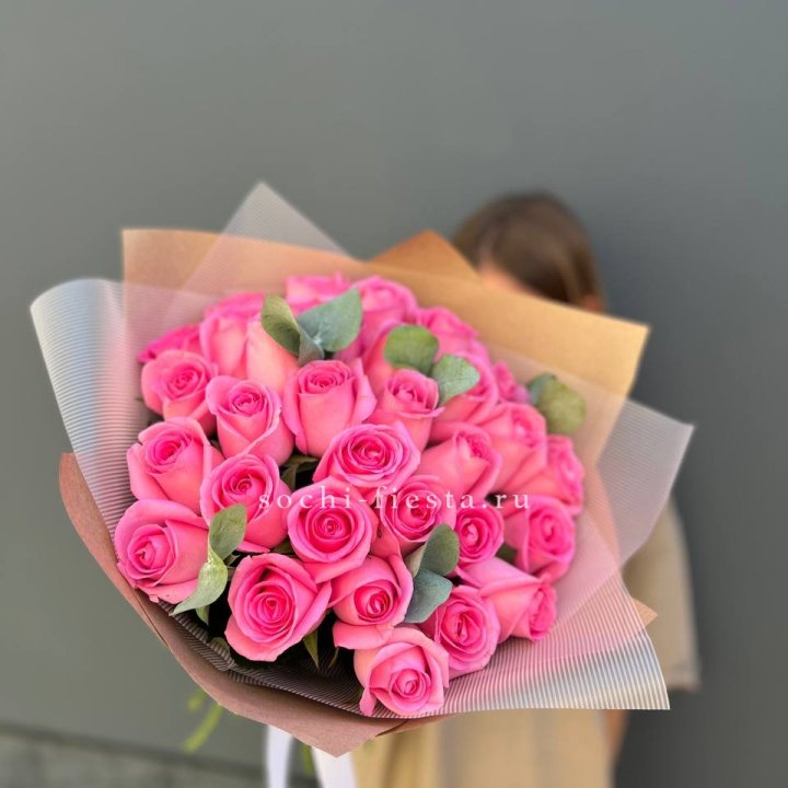 31 розовая роза с эвкалиптом в Брянске