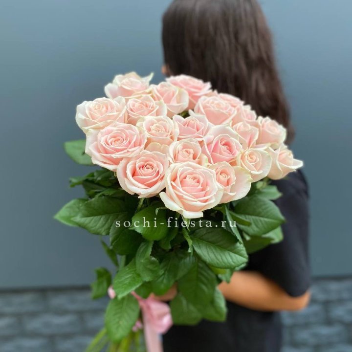 Высокие розовые розы в Брянске