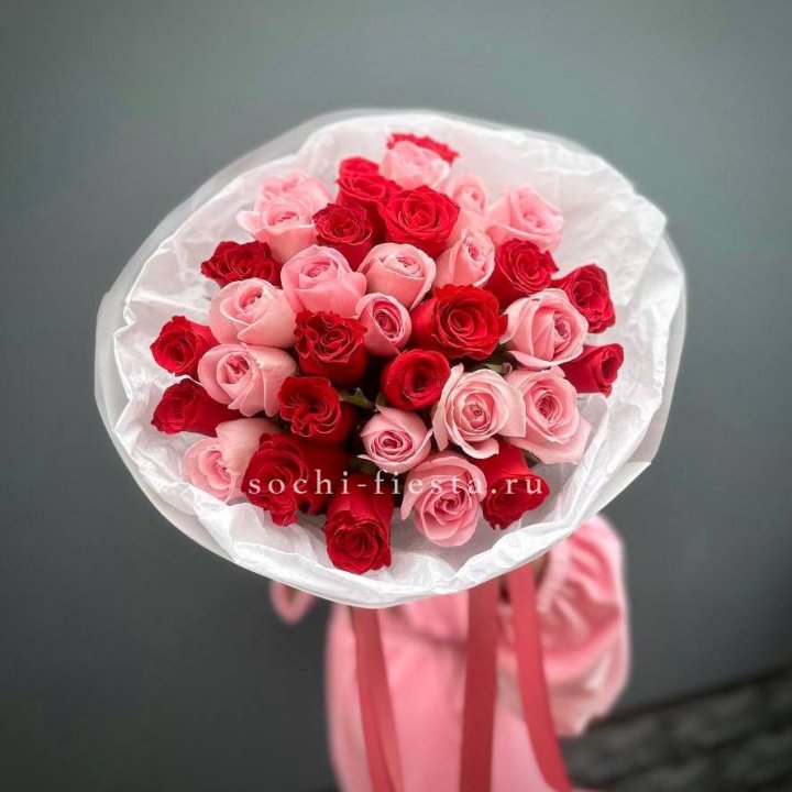 Букет красных и розовых 35 роз в Брянске
