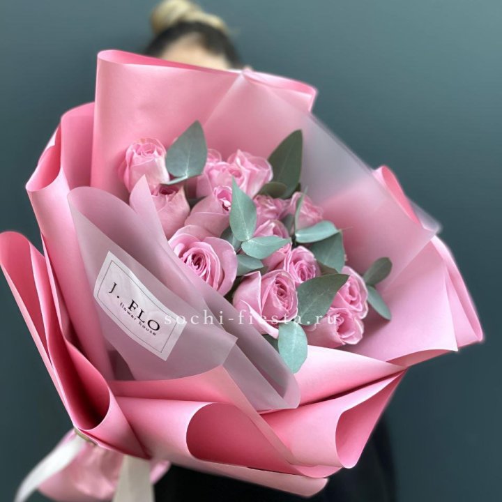 15 Розовых роз с эвкалиптом в Брянске