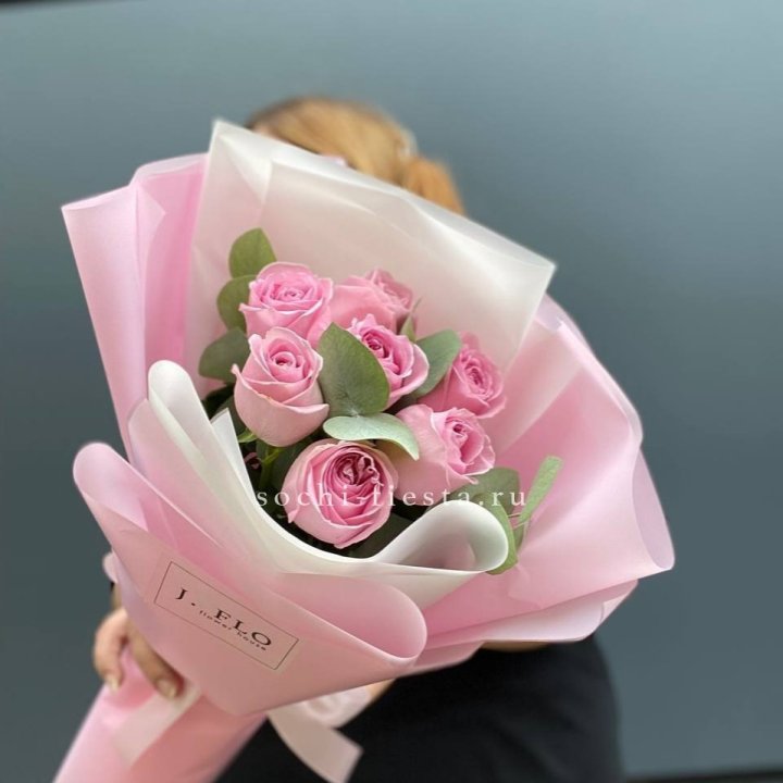 7 розовых роз с эвкалиптом в Брянске
