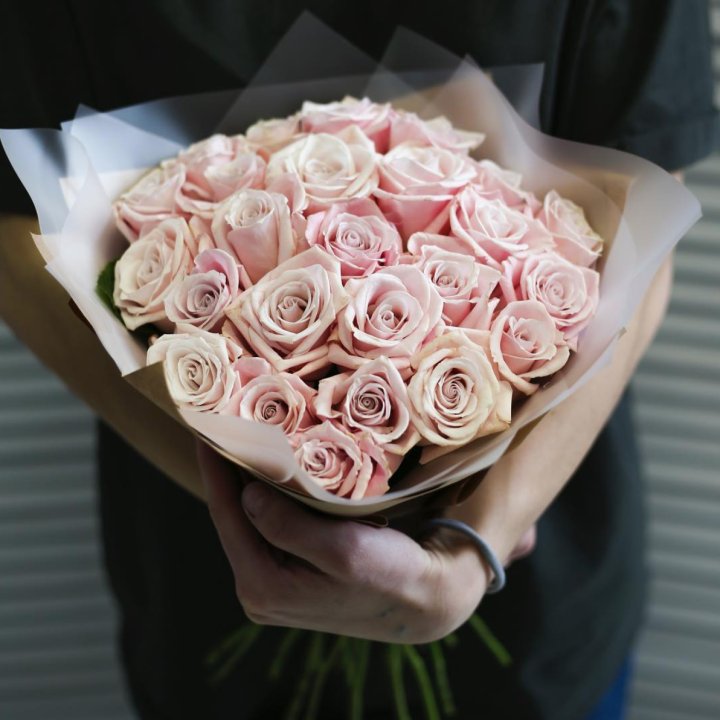 27 кремовых роз в Брянске