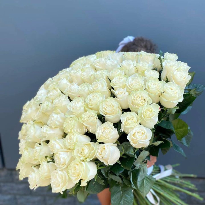 101 белая высокая роза в Брянске