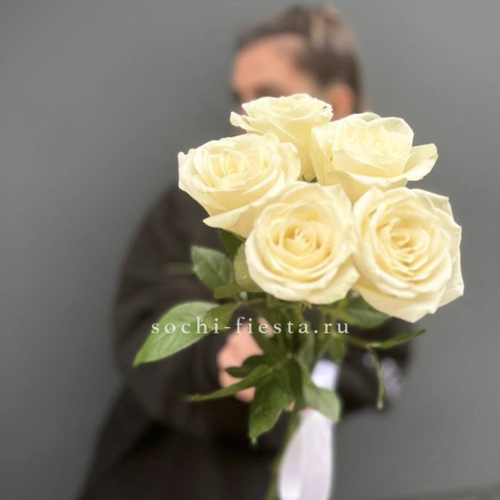 Букет 5 белых роз  в Брянске