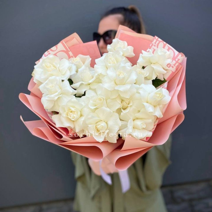 Белые розы "Аморе" в Брянске