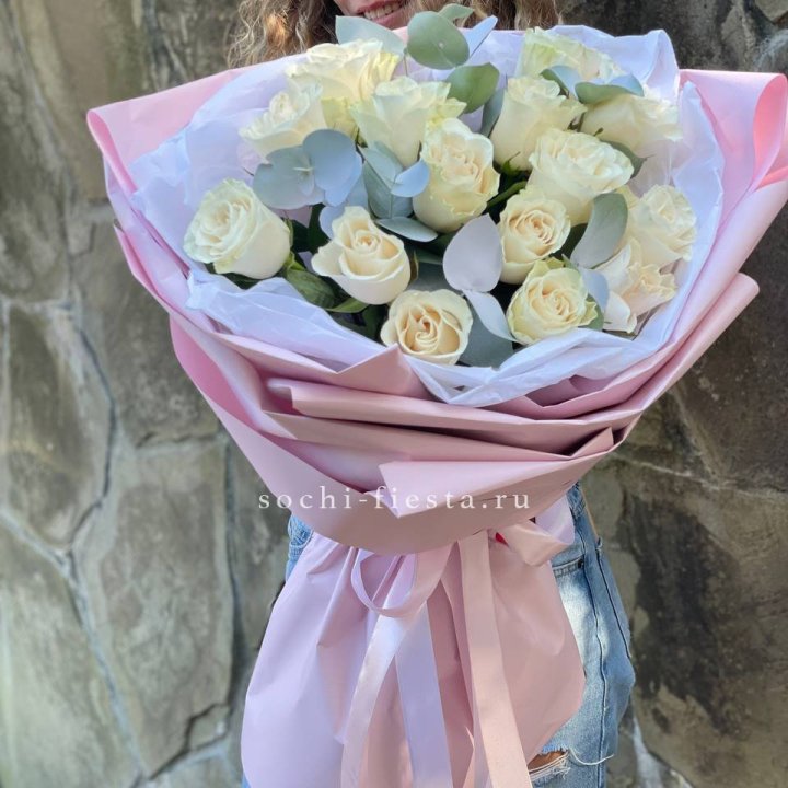 Белые розы в авторском оформлении в Брянске