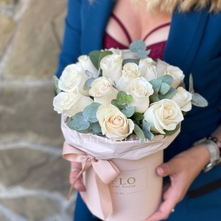 Цилиндр из белых роз в Брянске