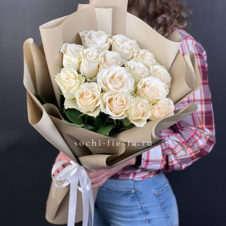 15 белых роз кофе в Брянске