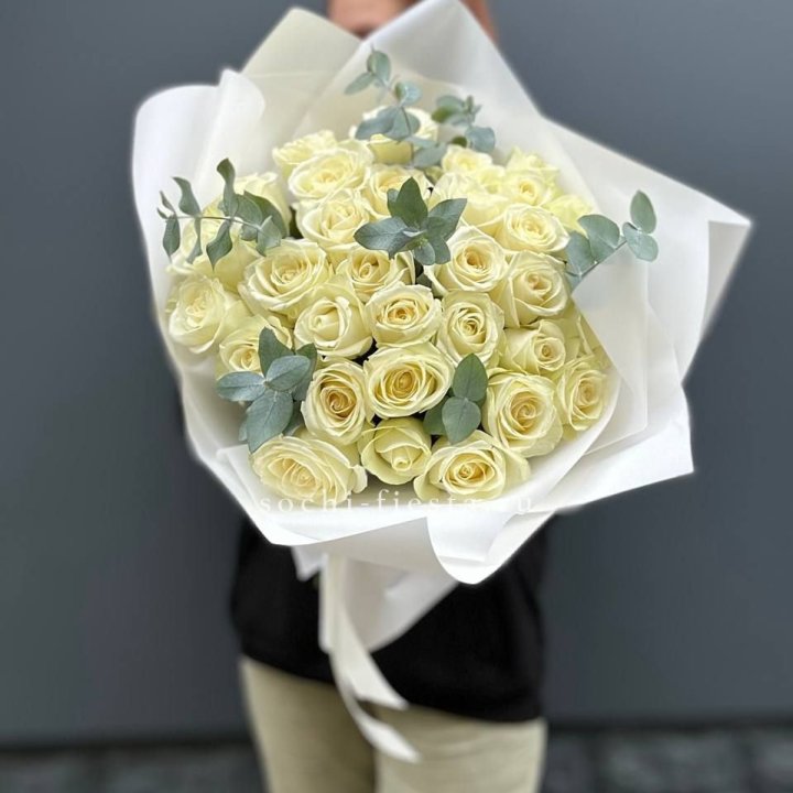 31 белая роза с эвкалиптом в Брянске