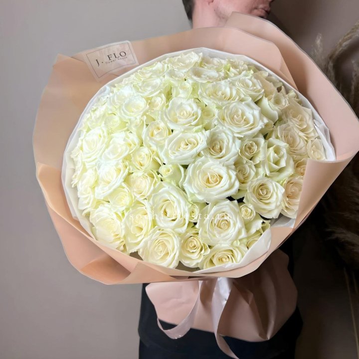 51 белая  роза в оформлении в Брянске