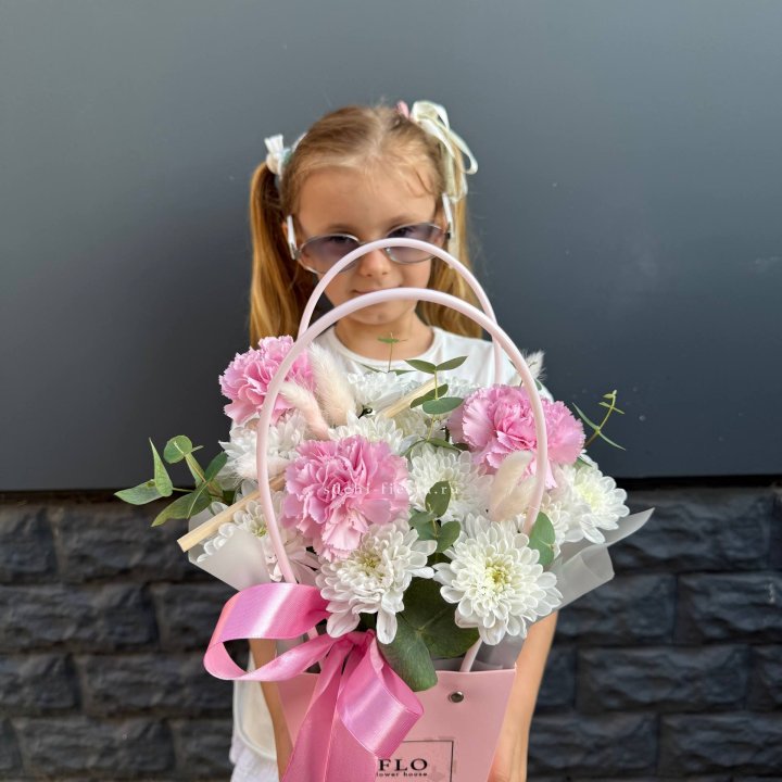 Сумочка из стойких хризантем и диантуса в Брянске