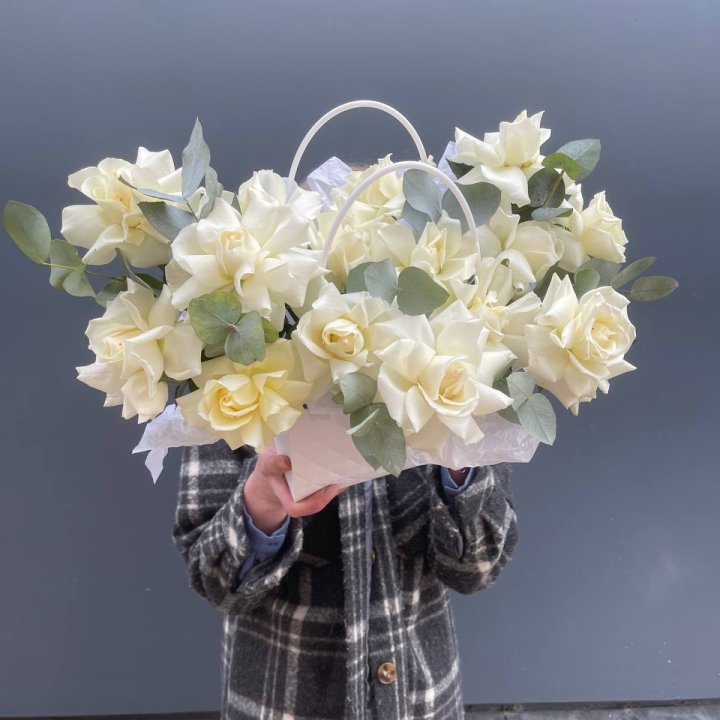 15 белых роз в сумочке в Брянске