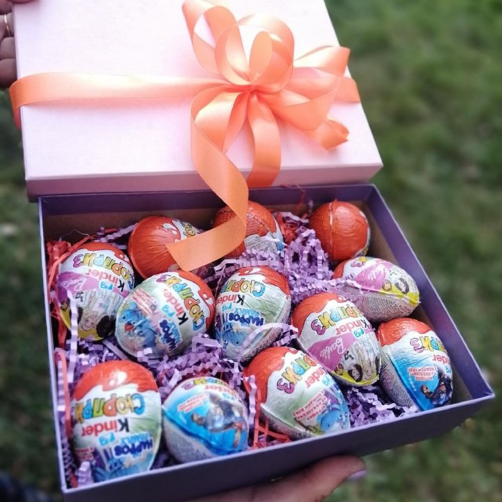 Коробка с киндерами в Брянске