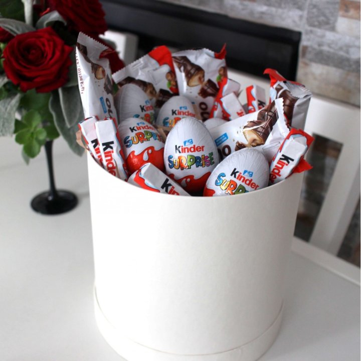 Коробка с киндерами  в Брянске