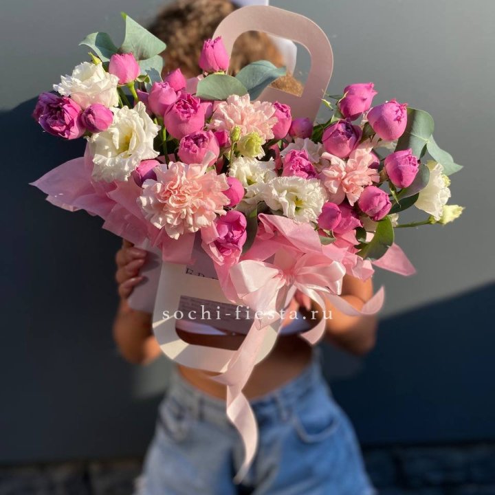 Сумочка с кустовой розой и диантусами в Брянске