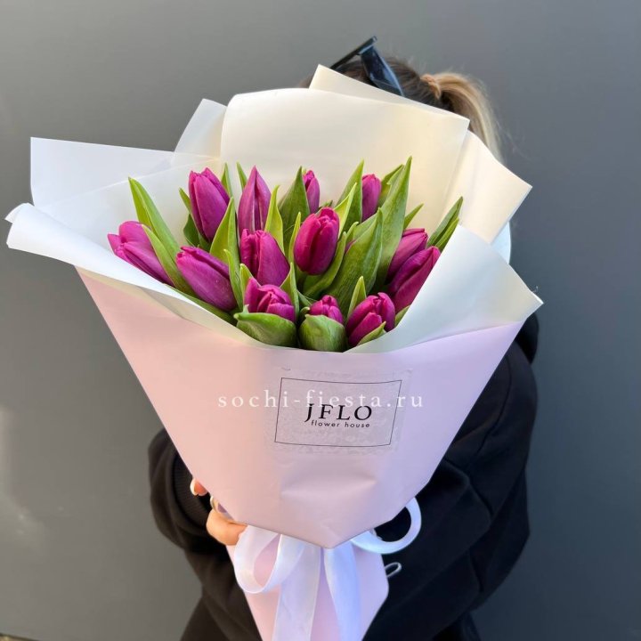 15 пурпурных тюльпанов в Брянске