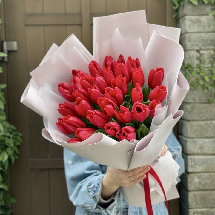 35 красных тюльпанов в Брянске